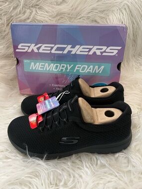 NIB Skechers Womens Summits Sneaker, Black, 8.5 Wide
